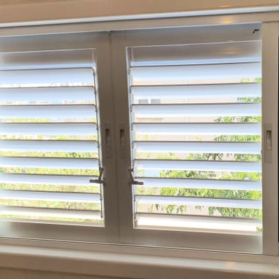 תריסי אלומיניום לבנים בחלון כפול