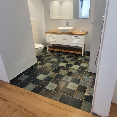 חדר אמבטיה עם כיור, מראה ומקלחת