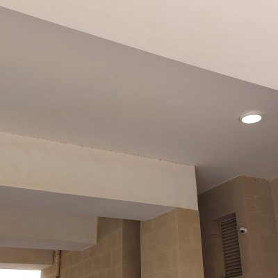 שני פנסי תקרה עגולים דולקים