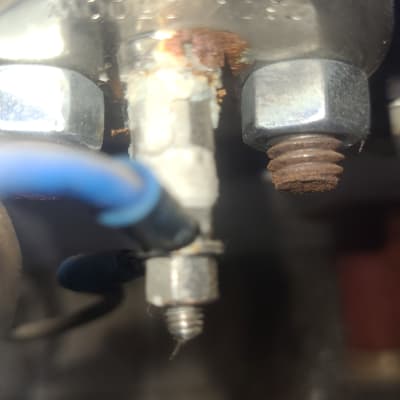 חיבורים וברגים על דוד שמש עם חלודה