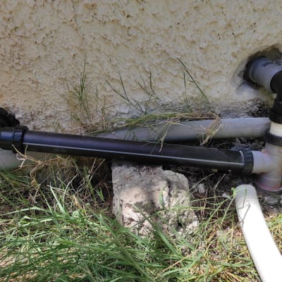 צינורות פלסטיק מחוברים לקיר חיצוני עם מחברים