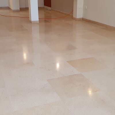 רצפה מבריקה עם כבל חשמל ומכונת פוליש