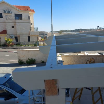 מבנה עץ בבנייה עם סולם וכלי עבודה