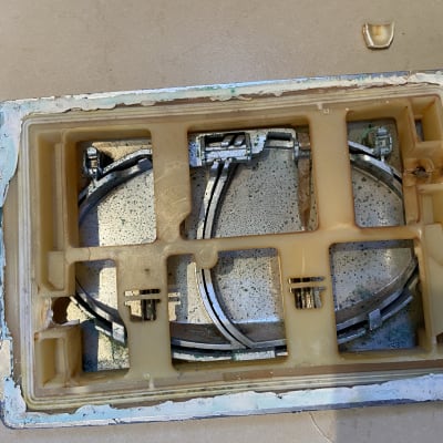 תיבת פלסטיק עם צינורות מתכת וחיבורים