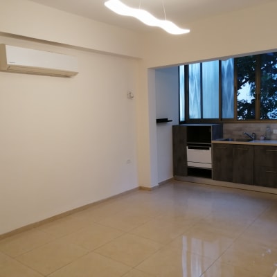 קיר לבן חלק ללא ציור או קישוטים