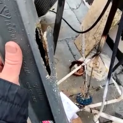 צינור סולארי פגום עם חור גדול, יד מחזיקה בצינור