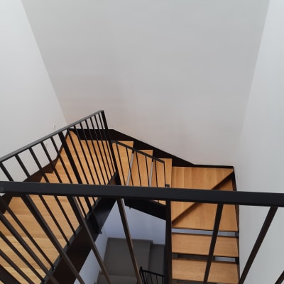 מדרגות עץ עם מעקה מתכת שחור