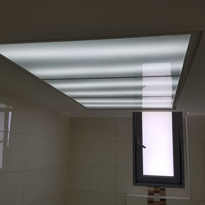 תקרת גבס עם תאורה מובנית בחדר אמבטיה