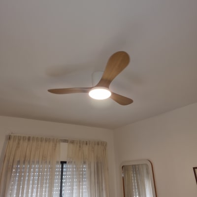 מאוורר תקרה עם תאורה דולקת