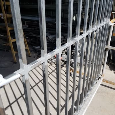 מסגרת מתכת עם סורגים במפעל עבודה