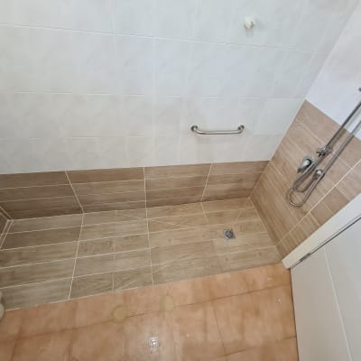 מקלחת עם אריחים חדשים, מוט אחיזה וברז חדש