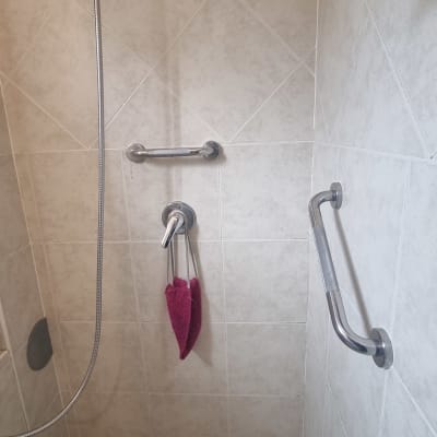 מקלחת עם ידיות אחיזה ומקלחת יד