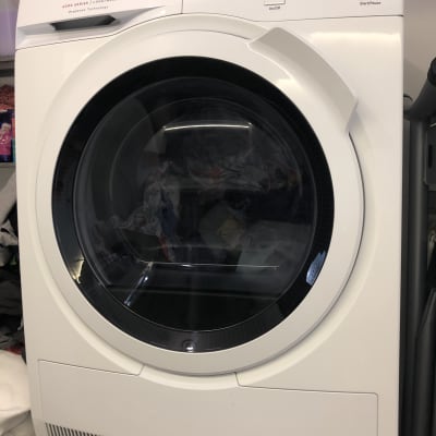 מייבש כביסה לבן עם דלת זכוכית עגולה