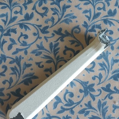 פרופיל אלומיניום שבור על רקע בד מעוצב