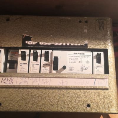 לוח חשמל עם מפסקים של סימנס