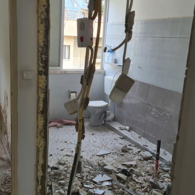 חדר אמבטיה בשיפוץ עם פסולת בנייה על הרצפה