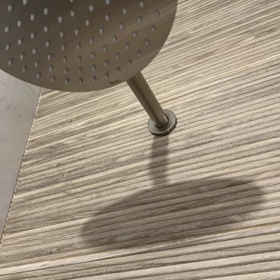 ראש מקלחת מותקן על קיר עם אריחים