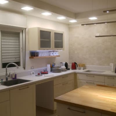 מטבח משופץ עם ארונות חדשים ותאורה מודרנית