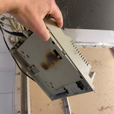 יד מחזיקה יחידת מיזוג אוויר עם סימני שריפה