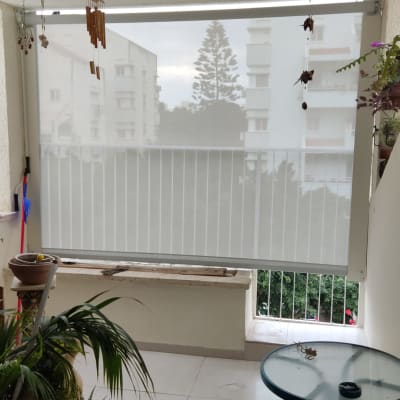 מרפסת עם סוכך גלילה לבן על מעקה