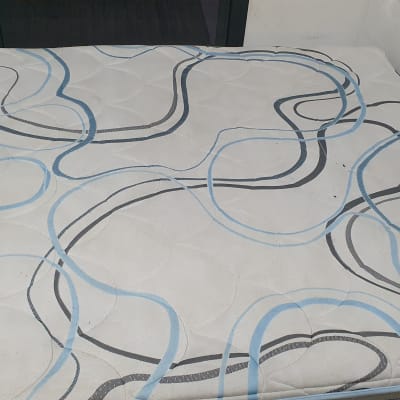 מזרן עם דוגמת קווים כחולים ושחורים