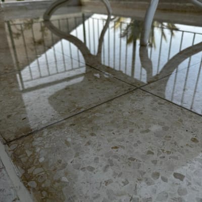 רצפת מרפסת עם אריחים אטומים ומבריקים