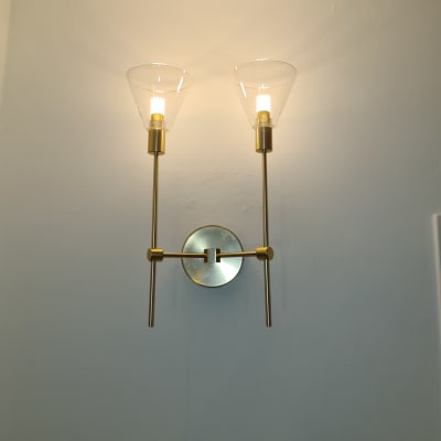 מנורת קיר עם שתי נורות זכוכית שקופות