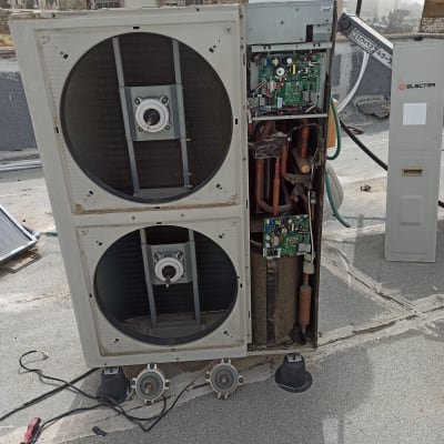 יחידת מיזוג אוויר פתוחה עם רכיבים חשמליים