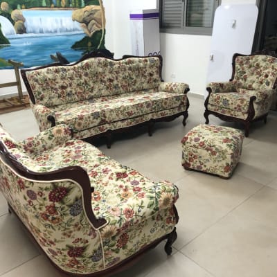 ריהוט מרופד בפרחים צבעוניים על רקע בהיר