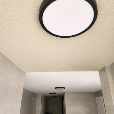 תאורה עגולה מותקנת על תקרה לבנה