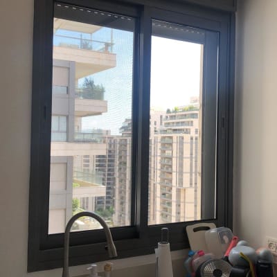 חלון אלומיניום במטבח עם נוף לבניינים