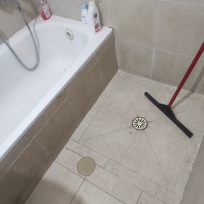 מגב אדום ושחור על רצפת אמבטיה