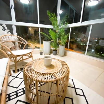 חלונות אלומיניום גדולים עם מסגרת לבנה