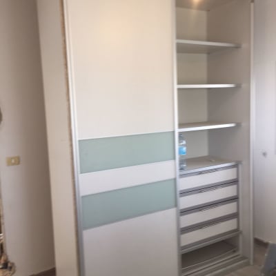 ארון בגדים עם דלתות הזזה ומדפים