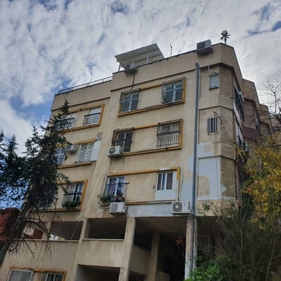 בניין עם מזגנים על הקירות החיצוניים