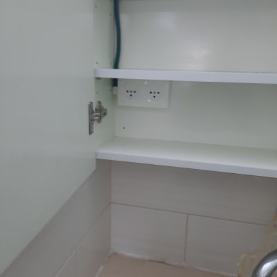 שקע חשמל כפול בתוך ארון עם מדפים