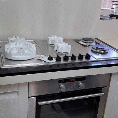 משטח שיש במטבח עם כיריים ותנור