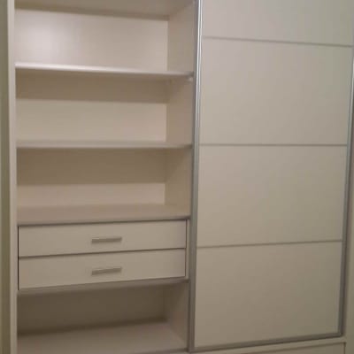 ארון בגדים עם מדפים ומגירות