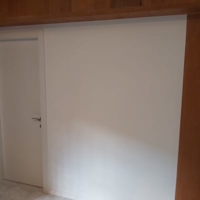 קיר גבס לבן עם דלת סגורה