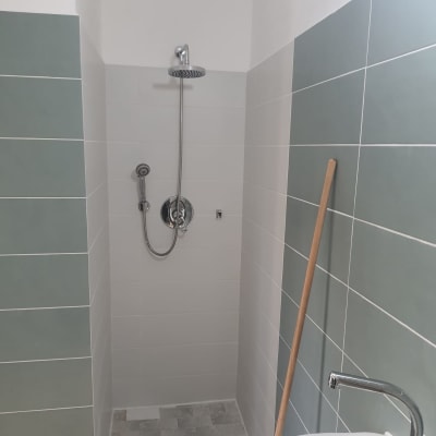 מקלחת עם אריחים חדשים וכלי עבודה