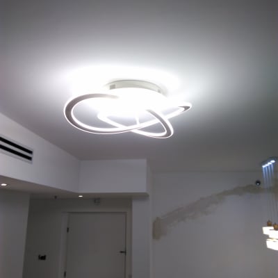 תאורה עגולה מודרנית מותקנת על תקרה לבנה