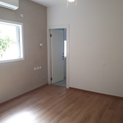 קיר צבוע בצבע אפור בהיר בחדר ריק