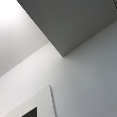 קיר צבוע בלבן עם תקרה לבנה