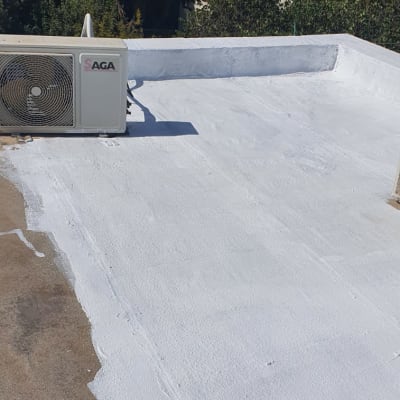 גג אטום בצבע לבן עם מזגן