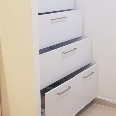 מגירות מטבח לבנות עם ידיות מתכת