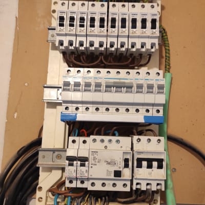 לוח חשמל עם מפסקים וחוטי חשמל מחוברים