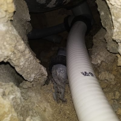 צינור פלסטיק לבן עם מחברים בתוך קיר פתוח