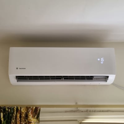 מזגן קיר לבן עם תצוגת טמפרטורה