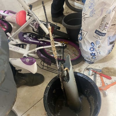 חלקי דוד שמש בתוך דלי עם מים מלוכלכים