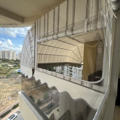 סוכך שקוף עם מסגרת מתכת במרפסת